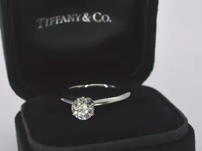 Tiffany & Co - Platina "The Tiffany setting" ring met een briljant geslepen Tiffany & Co diamant – kavel bij Onlineveilingmeester
