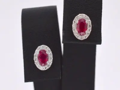 Witgouden oorbellen met diamanten en robijn – kavel bij Onlineveilingmeester