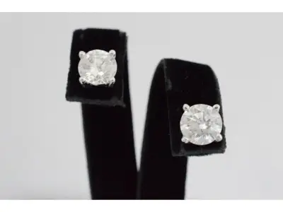 Witgouden oorbellen met twee solitaire diamanten van 2.00 carat totaal – kavel bij Onlineveilingmeester