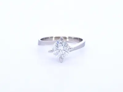 Gouden solitair vierpoots ring met een briljant geslepen diamant (gecertificeerd) – kavel bij Onlineveilingmeester