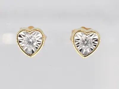 Gouden oorbellen met een briljant geslepen diamant in hartvorm – kavel bij Onlineveilingmeester