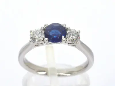 Witgouden trilogy ring met diamanten en saffier – kavel bij Onlineveilingmeester