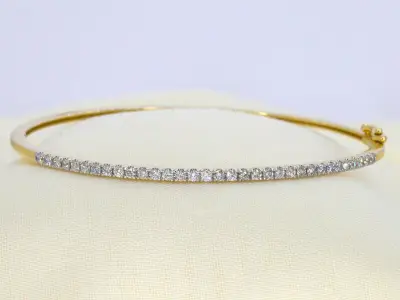 Gouden bangle armband met natuurlijke briljant geslepen diamanten – kavel bij Onlineveilingmeester
