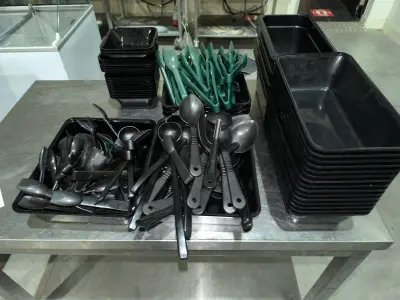 Set zwarte plastic bakjes en zwart plastic serveergerei – kavel bij Auctionline, Anderlecht