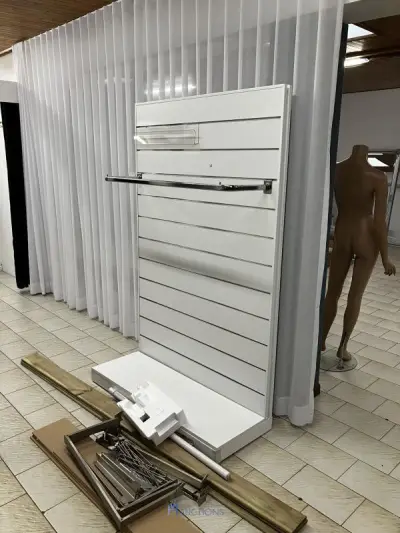 Wandmeubel met kledingrek – kavel bij VH Auctions