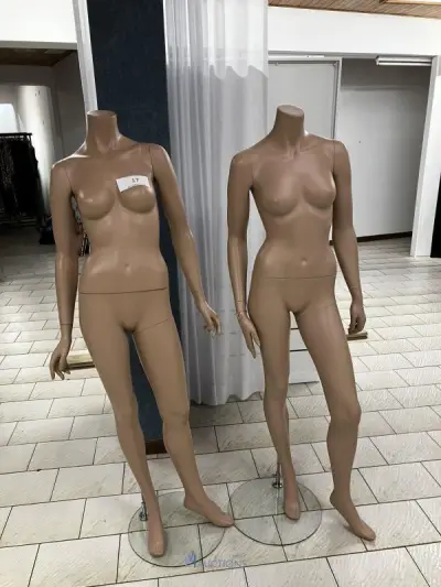 2 damespaspoppen – kavel bij VH Auctions