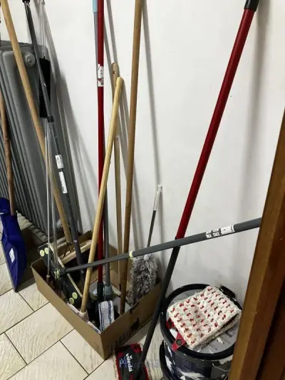 Partij poetsmateriaal en verlichting – kavel bij VH Auctions
