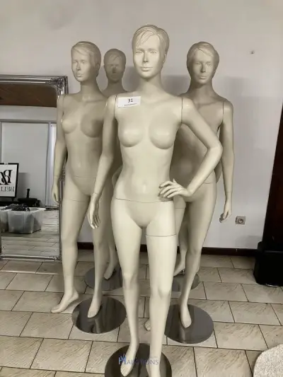 5 damespaspoppen – kavel bij VH Auctions