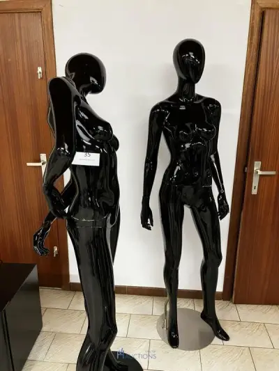 2 damespaspoppen – kavel bij VH Auctions