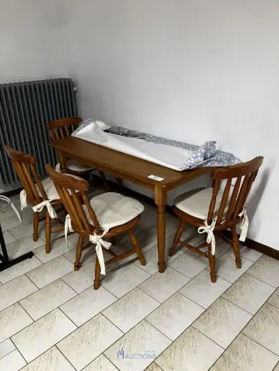 Tafel met 4 stoelen – kavel bij VH Auctions