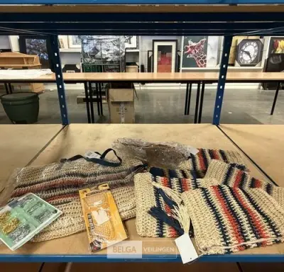 Lot van gehaakte tasjes, inlegzolen en veiligheidsspelden – kavel bij Belga Veilingen