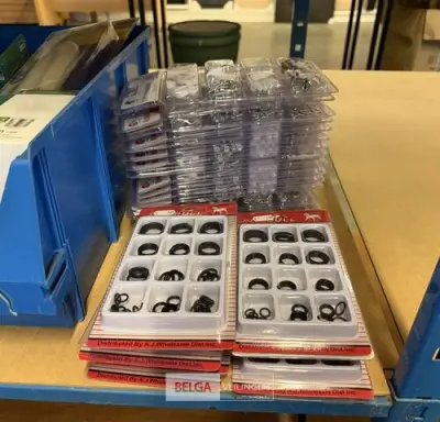Assortiment O-ringen en bevestigingsmaterialen – kavel bij Belga Veilingen