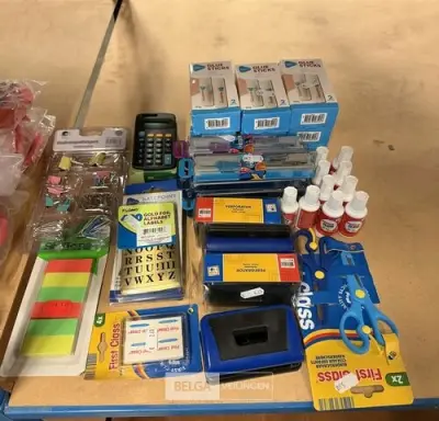 Assortiment bureelbenodigdheden – kavel bij Belga Veilingen