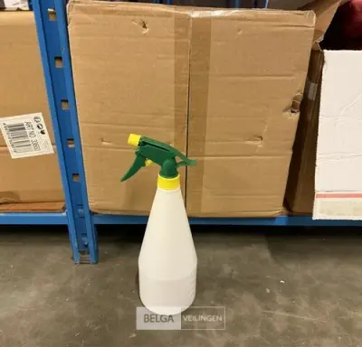 1x Doos met plantenspuiten – kavel bij Belga Veilingen