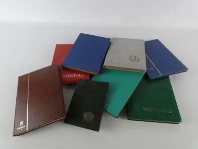 Set van 8 postzegelalbums met diverse postzegels – kavel bij De Kringwinkel, Heverlee