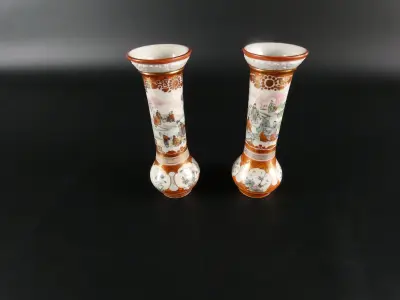 Set van 2 Oosterse porseleinen vaasjes - Japanse stijl – kavel bij De Kringwinkel, Heverlee
