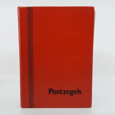 Diverse postzegels en biljetten in map – kavel bij Domeinen Roerende Zaken, Groningen