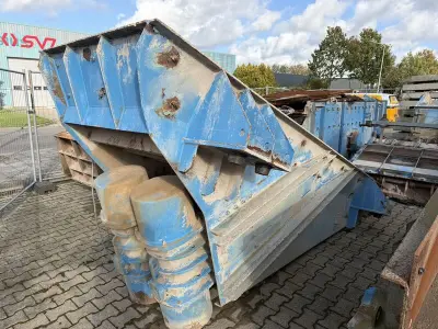 Vibrerende schudgoot / trilgoot met twee trilmotoren, Kleemann & Reiner, blauw/grijs, gedemonteerd – kavel bij Onlineveilingmeester, Hoogeveen