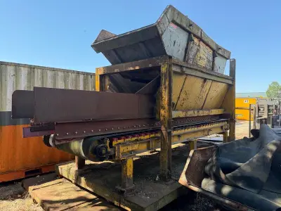 Industriële voorraad-/doseerbunker met transportband, geel/bruin/grijs – kavel bij Onlineveilingmeester, Hoogeveen