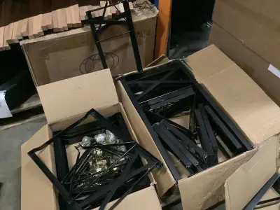 Dozen met metalen opvouwbare onderstellen, zwart – kavel bij Onlineveilingmeester, Zutphen