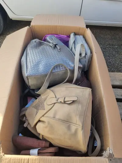 Ca. 35x diverse tassen, diverse kleuren – kavel bij Onlineveilingmeester, Zutphen