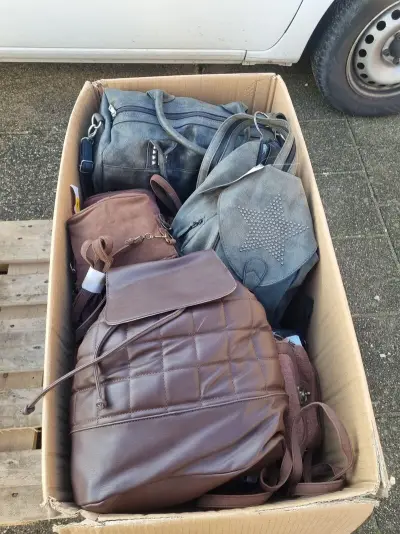 Ca. 35x diverse tassen, diverse kleuren – kavel bij Onlineveilingmeester, Zutphen