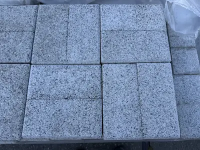 11 M2 Betontegel Grijs Met Facet 20x10x8 Cm – kavel bij XL Auctions