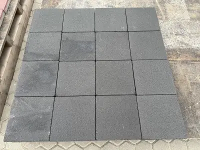 64,80 M2 Betonsteen Zwart 20x20x6 Cm – kavel bij XL Auctions