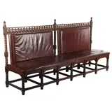 Eiken kerkbank in Neogotische stijl, bekleed met bruin leder, 127 cm hoog, 250 cm breed, 62 cm diep (rechter stijl met barst) – kavel bij Veilinghuis Derksen