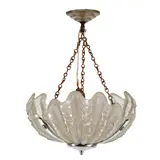 Persglazen en verchroomd metalen art deco eenlichts hanglamp met geribbeld schelpmotief, ca 1930, 43 cm lang, (roest, chips aan glas) – kavel bij Veilinghuis Derksen