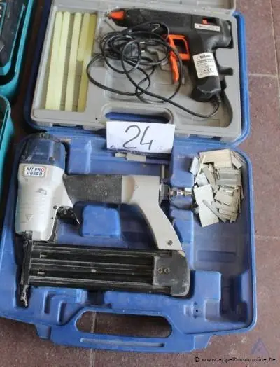 Lijmpistool BizLine met lijmsticks en pneumatische nietmachine KIT PRO BASSO met nieten, beide in koffer. Werking niet gekend – kavel bij Appelboom