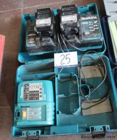 Twee acculaders Makita DC40B en Makita DC18RA, inclusief koffer, met twee Makita accu's. Werking niet gekend – kavel bij Appelboom