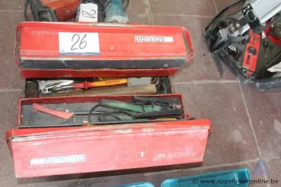 Rode metalen gereedschapskist van het merk FACOM, gevuld met diverse handgereedschappen – kavel bij Appelboom