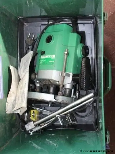 Bovenfreesmachine HITACHI M 12V, handleiding, in metalen koffer. Werking niet gekend – kavel bij Appelboom