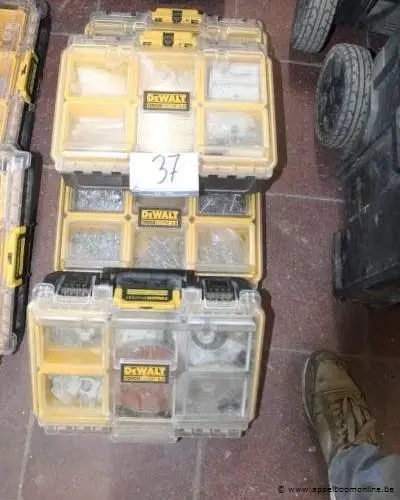 Lot 3 sorteerdozen DEWALT TOUGHSYSTEM 2.0, inclusief diverse bevestigingsmaterialen – kavel bij Appelboom