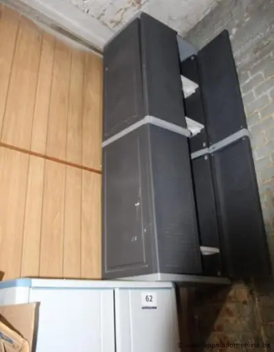 Lot bestaande uit een kunststof opbergmeubel met kleppen en een metalen kast met planken – kavel bij Appelboom