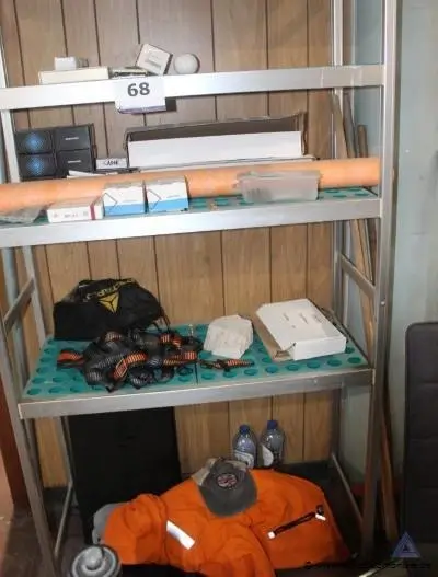 Metalen rek met diverse goederen, waaronder verlichting en riemen – kavel bij Appelboom