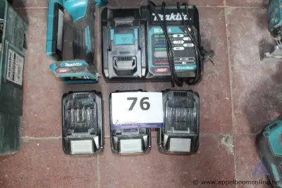 Acculader MAKITA DC40RA, 230 V, 40 V, 3x accu's MAKITA, Werking niet gekend – kavel bij Appelboom