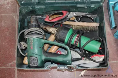Gereedschapskoffer met twee heteluchtpistolen (Bosch en Leister) en diverse handgereedschappen. Werking niet gekend – kavel bij Appelboom