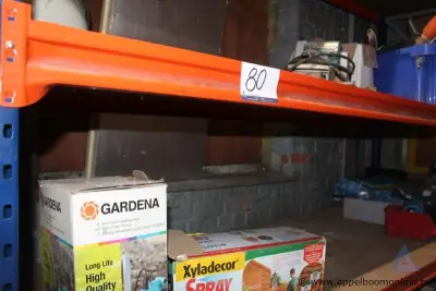 Lot diverse goederen, waaronder een Gardena waterpomp, Xyladecor houtbeits, Soudal afdichtingsmaterialen en isolatie, op een metalen rek – kavel bij Appelboom