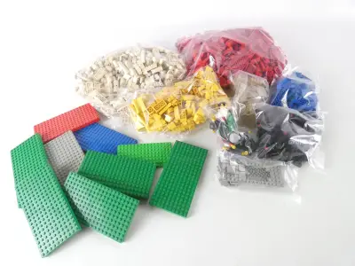 Partij LEGO bouwstenen met bouwplaten en minifiguren – kavel bij De Kringwinkel, Heverlee