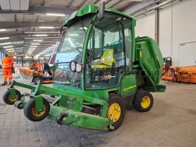 1 John Deere Großflächenmäher (Allrad, Mähwerk, Komfortkabine und Sammelbehälter) – kavel bij Zoll-Auktion, Emden