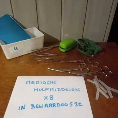 8-delige set medische hulpmiddelen in bewaardoosje (Lot: 4) – kavel bij Goeiendeal, Lommel