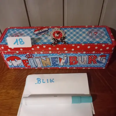 Rechthoekig ontbijtkoekblik met ruitjes-en stippenmotief, merk Peijnenburg (Lot: 18) – kavel bij Goeiendeal, Lommel