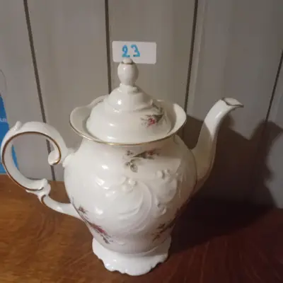 Klassieke theepot met bloemenmotief en gouden rand (Lot: 23) – kavel bij Goeiendeal, Lommel