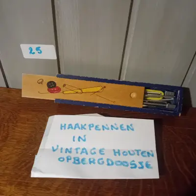 Haakpennen in vintage houten opbergdoosje met schuifdeksel (Lot: 25) – kavel bij Goeiendeal, Lommel