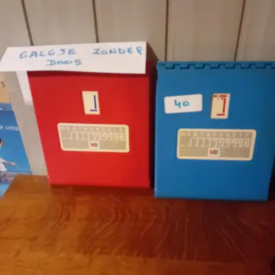 Galgje gezelschapsspel zonder doos, met één rode en één blauwe spelunit (Lot: 40) – kavel bij Goeiendeal, Lommel
