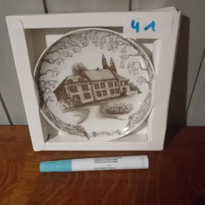 Sierbord met een afbeelding van Kasteel Geldrop, in originele verpakking (Lot: 41) – kavel bij Goeiendeal, Lommel