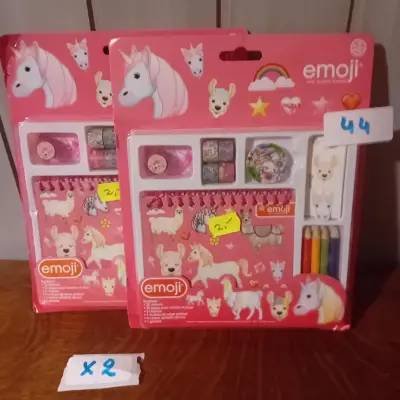 2 stuks creatieve hobbysets met stickers en kleurboekje, merk Emoji (Lot: 44) – kavel bij Goeiendeal, Lommel