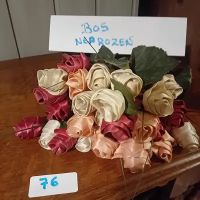 Bos kunstbont gekleurde naprozen / kunstrozen (Lot: 76) – kavel bij Goeiendeal, Lommel